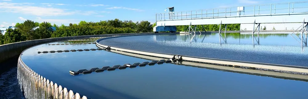 Equipo de trabajo de Redoxi en planta de producción de sulfato poliférrico en Chile